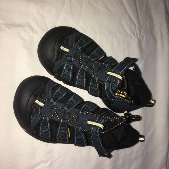 Keen Newport Sandals. Blue. Kids/woman’s size 5 - Picture 3 of 4